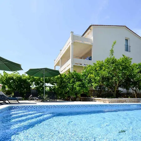 Pula 5 * Pjescana Uvala